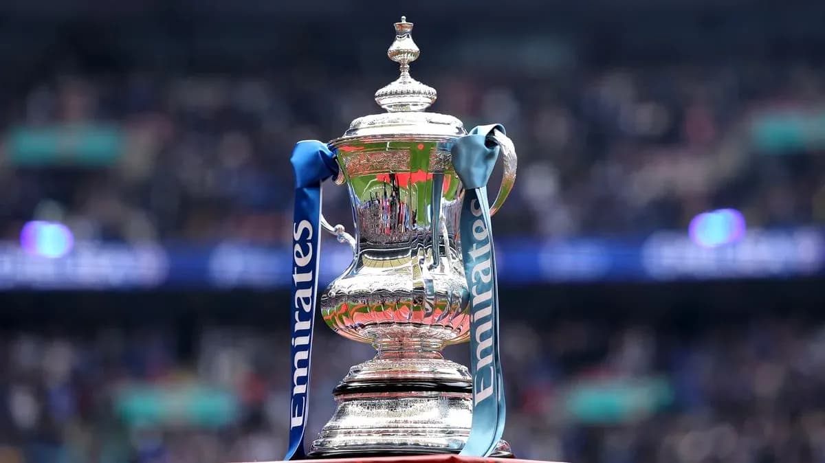 Trofeo de la FA Cup con cintas de Emirates