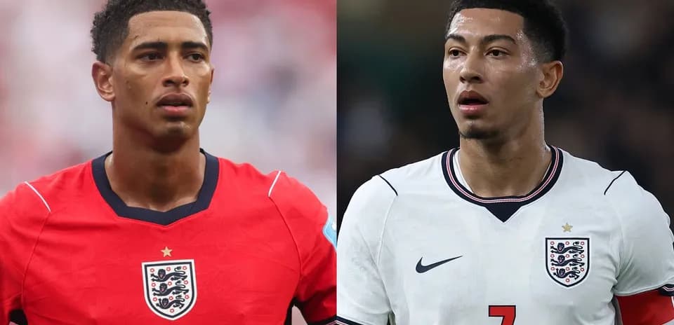 Dos jugadores de Inglaterra en camisetas de fútbol