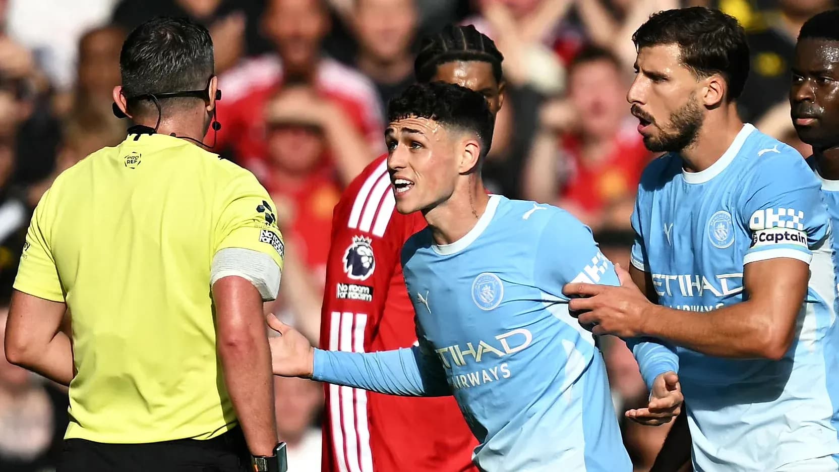 Jugador de Manchester City discutiendo con el árbitro