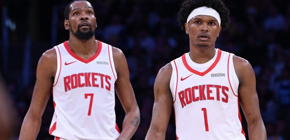 Jugadores de los Rockets observando el juego