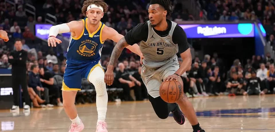 Jugador de San Antonio driblando mientras es seguido