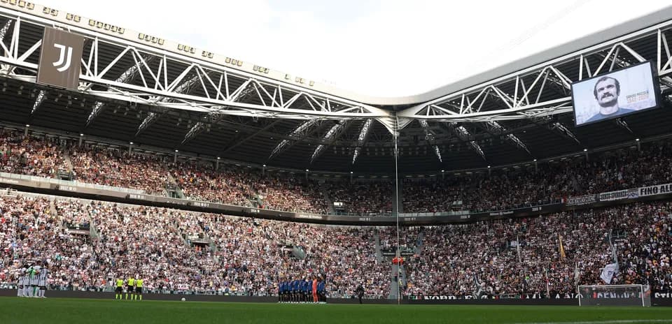 Jugadores de Juventus rindiendo homenaje en el estadio