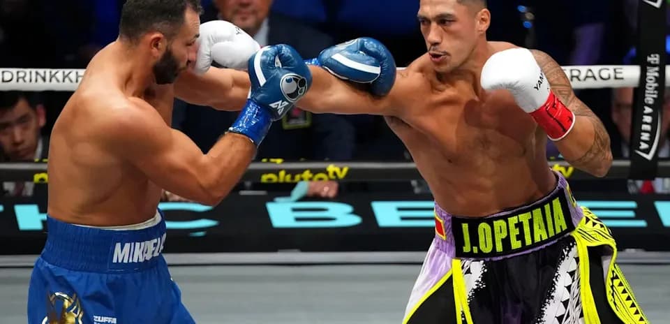 Boxeadores en acción durante pelea en el ring
