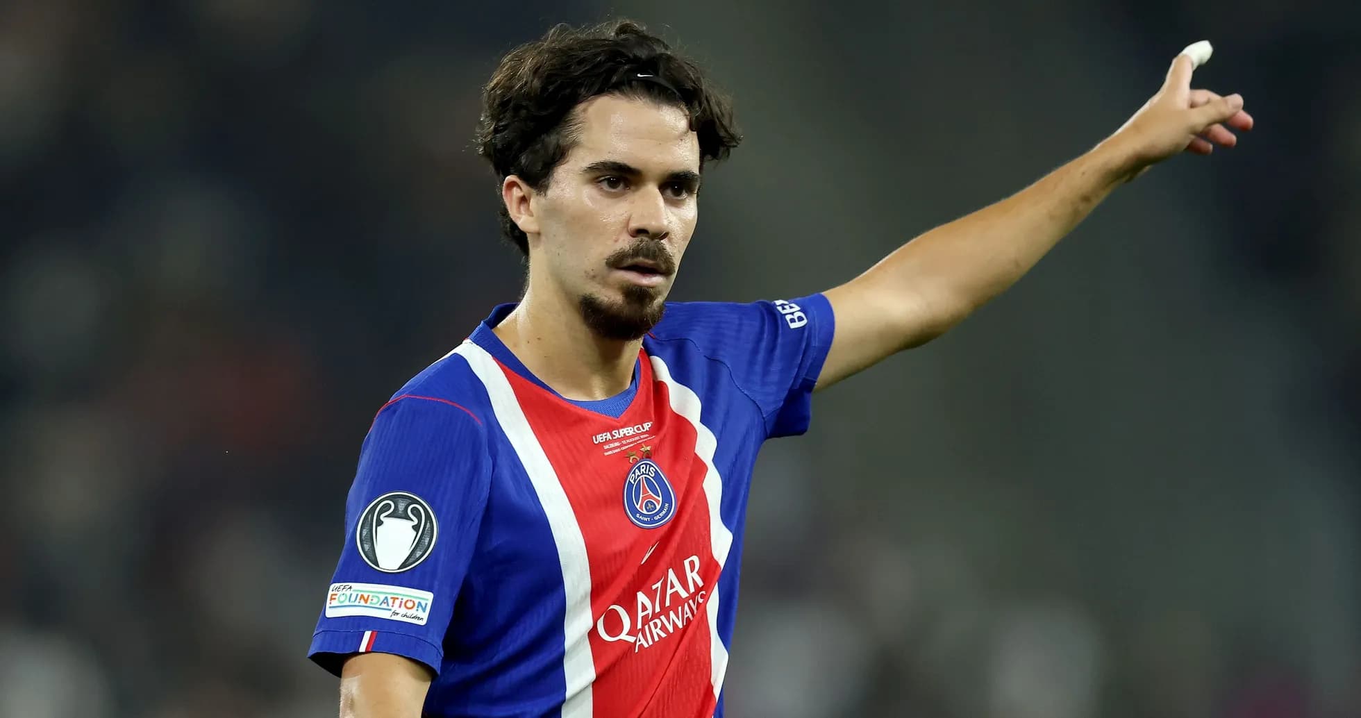 Jugador de PSG señalando durante el partido