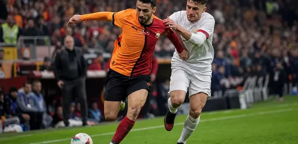 Jugador de Galatasaray siendo marcado por oponente