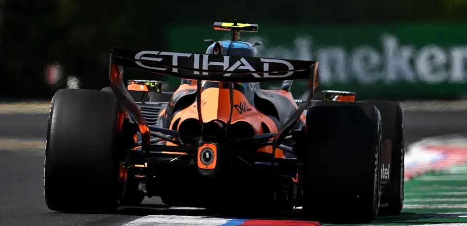 Coche de Fórmula 1 de McLaren en pista