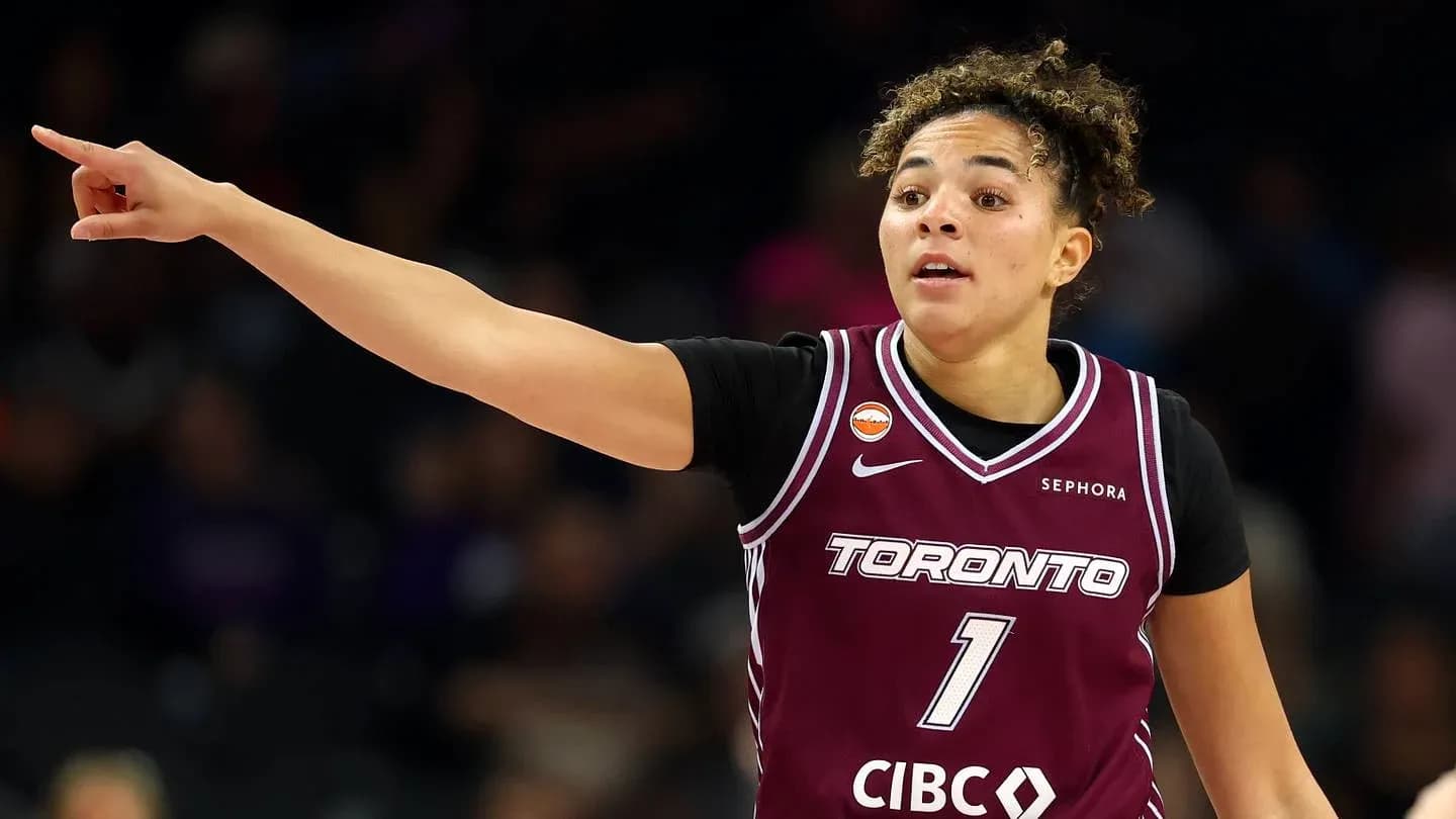Jugadora de baloncesto de Toronto señalando durante juego