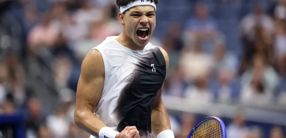 Jugador de tenis celebrando un punto en la cancha