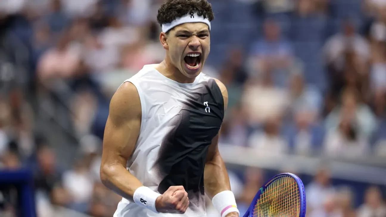 Jugador de tenis celebrando un punto en la cancha