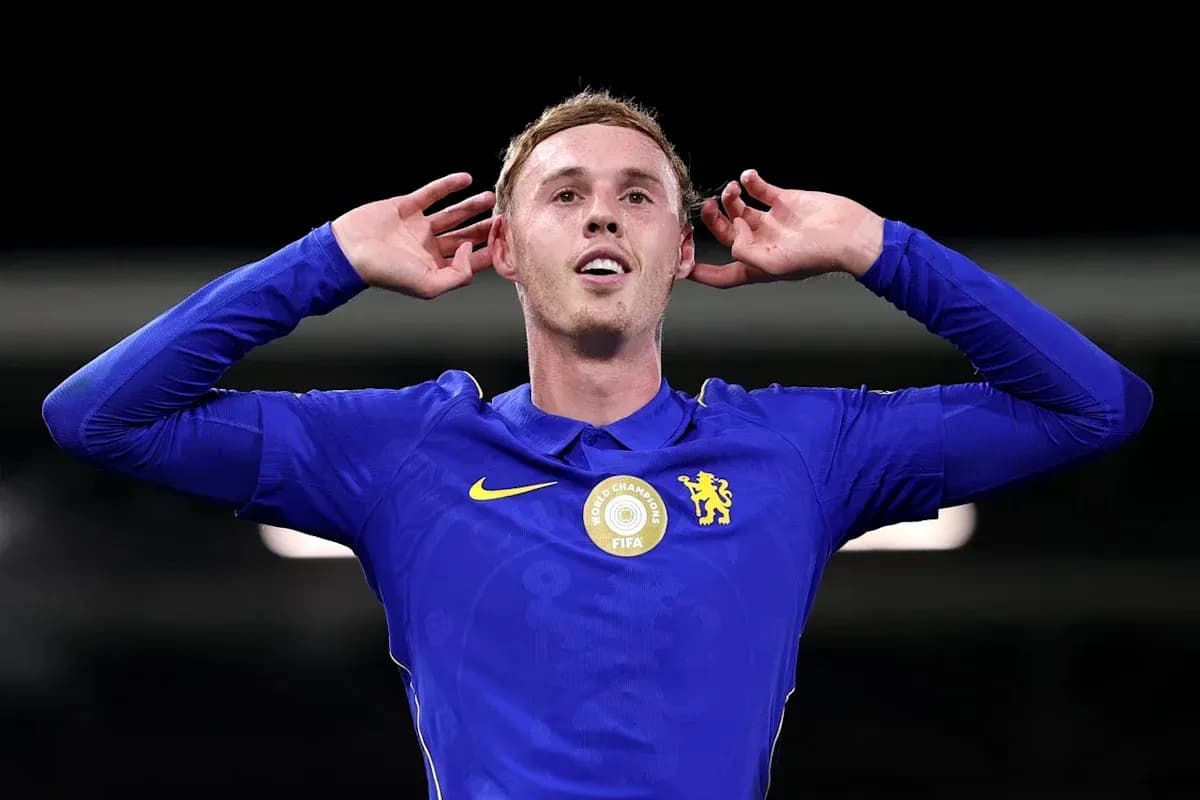 Jugador de Chelsea celebrando un gol con las manos en las orejas