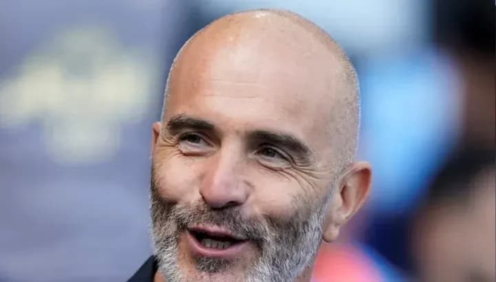 Hombre con barba sonriendo en evento deportivo