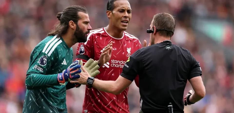Alisson y Van Dijk discutiendo con el árbitro