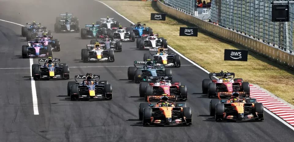 Varios coches de Fórmula 1 compitiendo en la pista