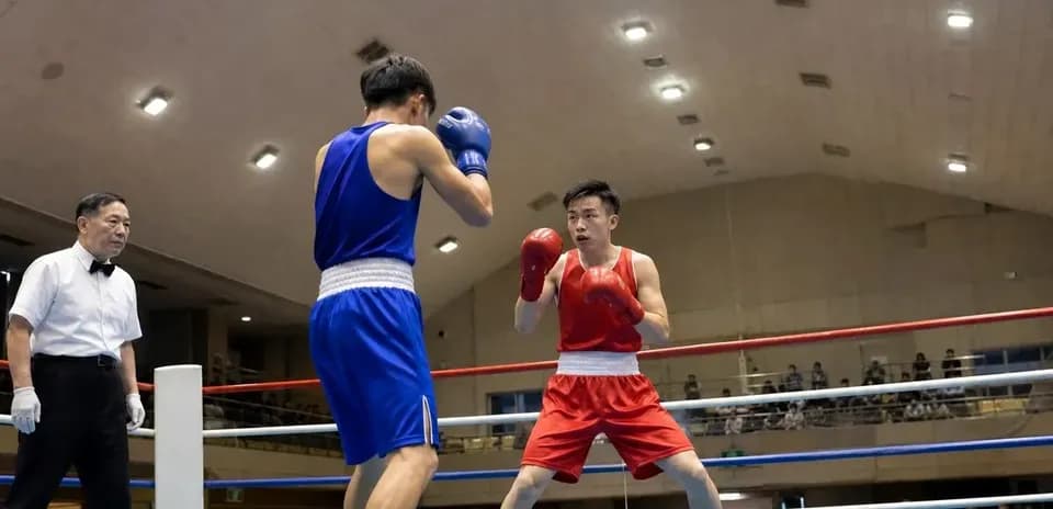 Dos boxeadores en combate en el ring
