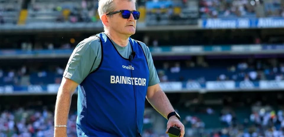 Entrenador en el campo con gafas de sol
