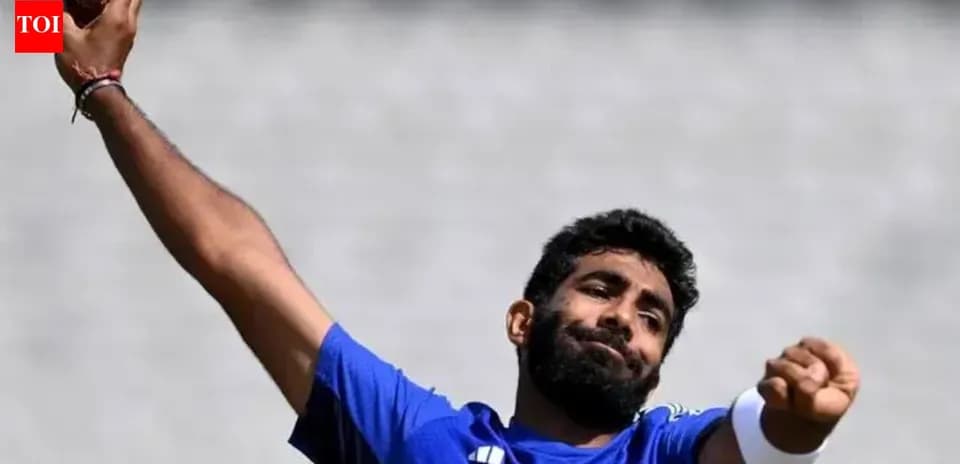 Jugador lanzando una pelota de cricket en entrenamiento