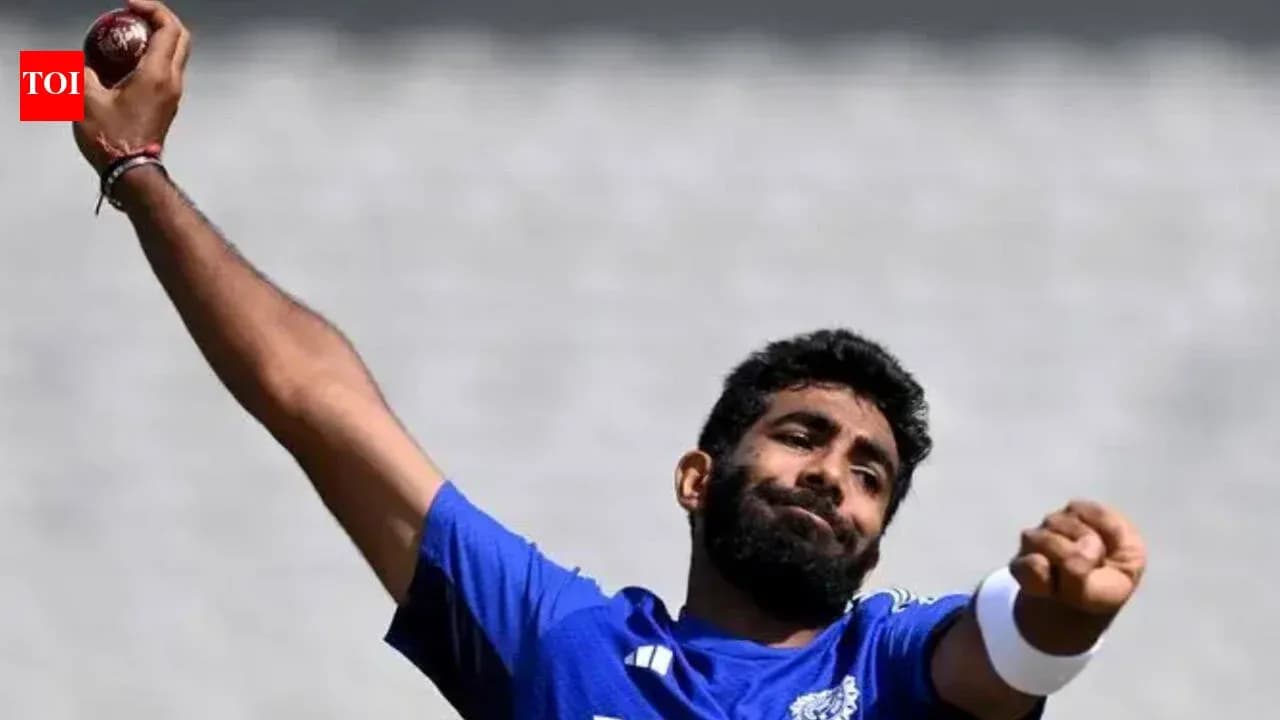 Jugador lanzando una pelota de cricket en entrenamiento