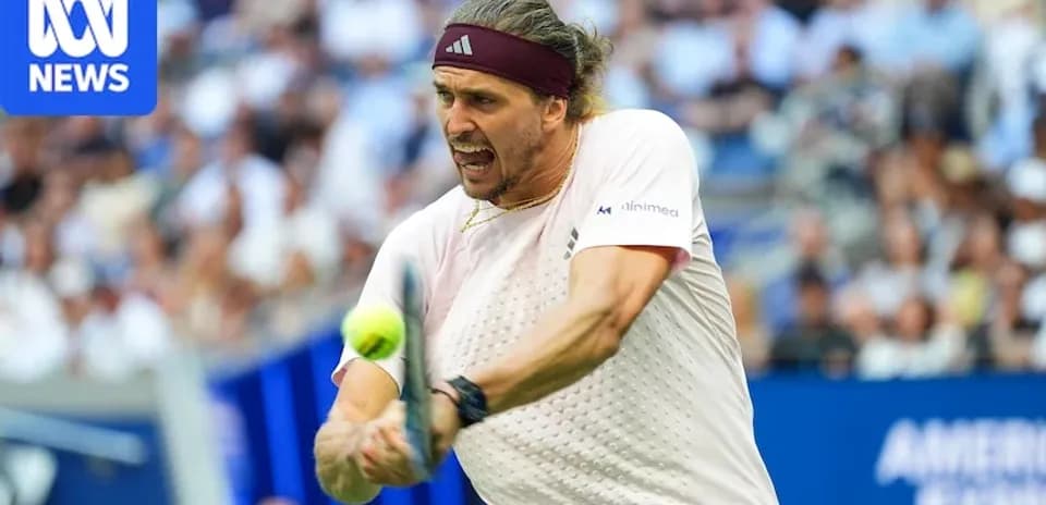 Jugador de tenis golpeando la pelota en el partido