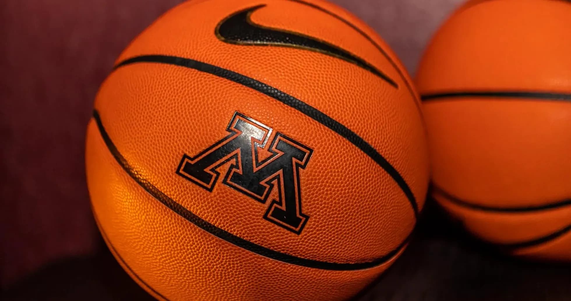 Balones de baloncesto con logo de Minnesota