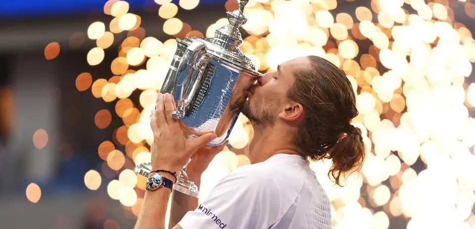 Jugador besando el trofeo tras ganar el torneo