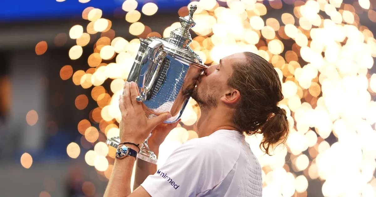 Jugador besando el trofeo tras ganar el torneo