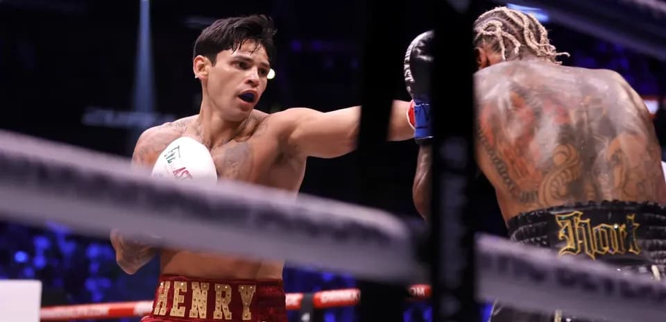 Boxeador lanzando un golpe durante la pelea