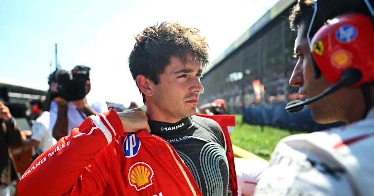 Piloto de Fórmula 1 ajustando su mono en el paddock