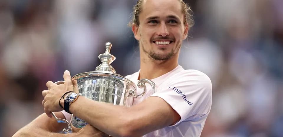 Jugador sosteniendo el trofeo del torneo de tenis