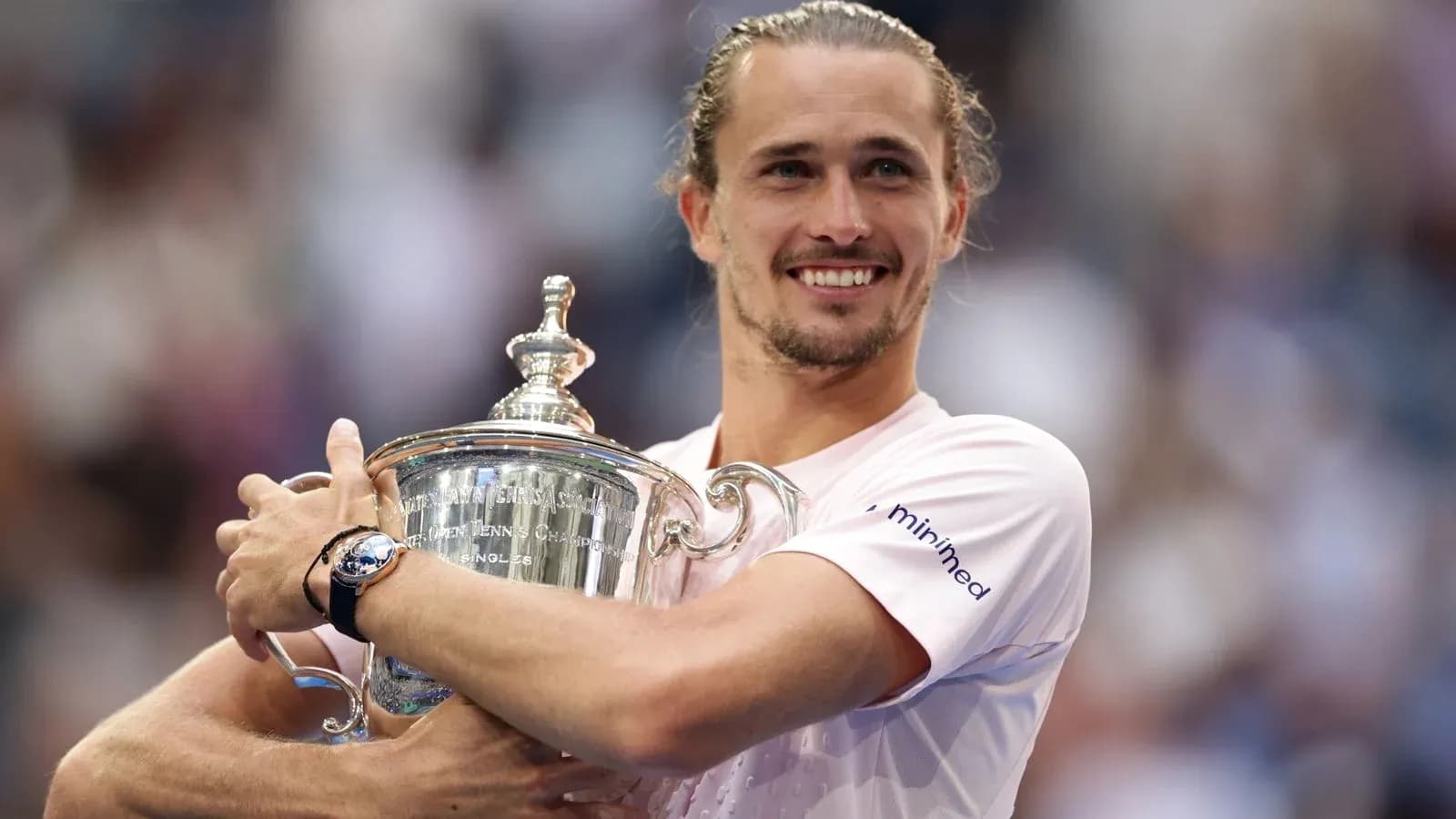 Jugador sosteniendo el trofeo del torneo de tenis