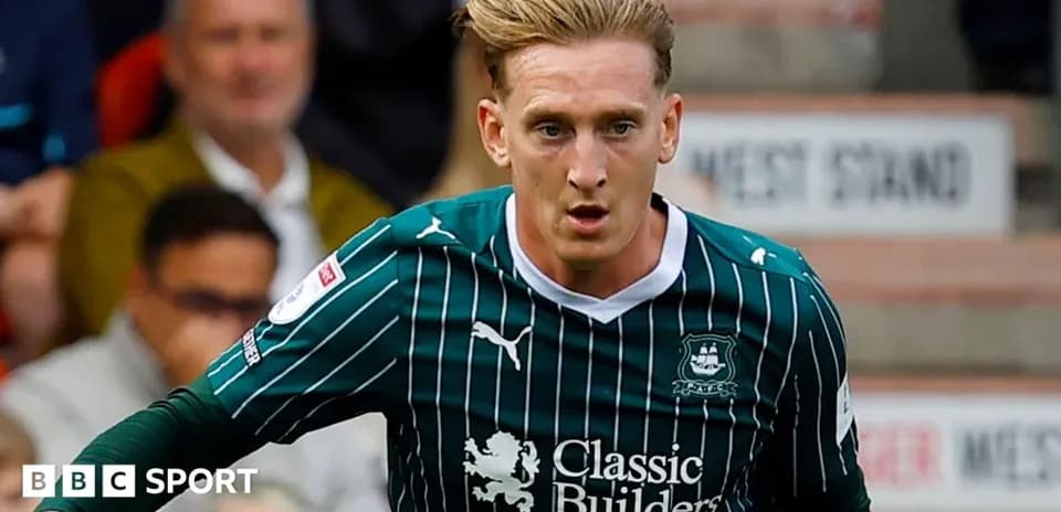 Jugador de Plymouth Argyle corriendo por el campo