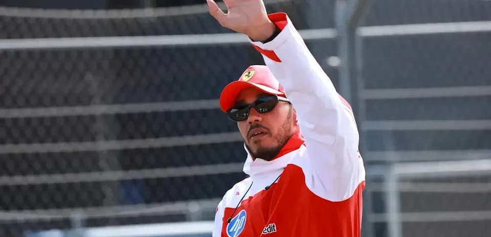 Piloto saludando en el circuito de Fórmula 1