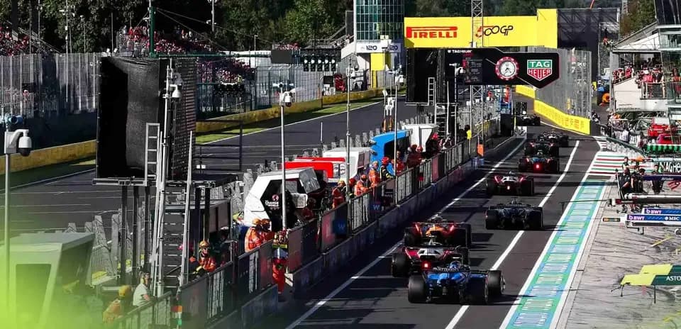 Varios coches de F1 en boxes durante la carrera