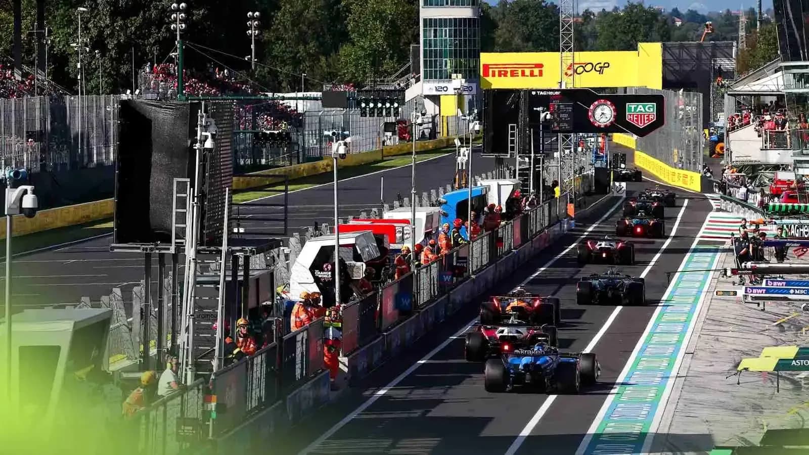 Varios coches de F1 en boxes durante la carrera