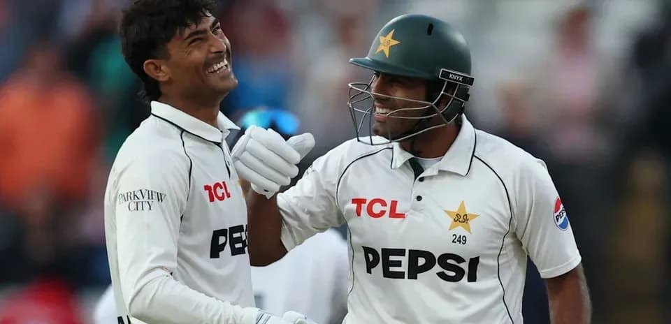 Jugadores de críquet de Pakistán sonriendo en el campo