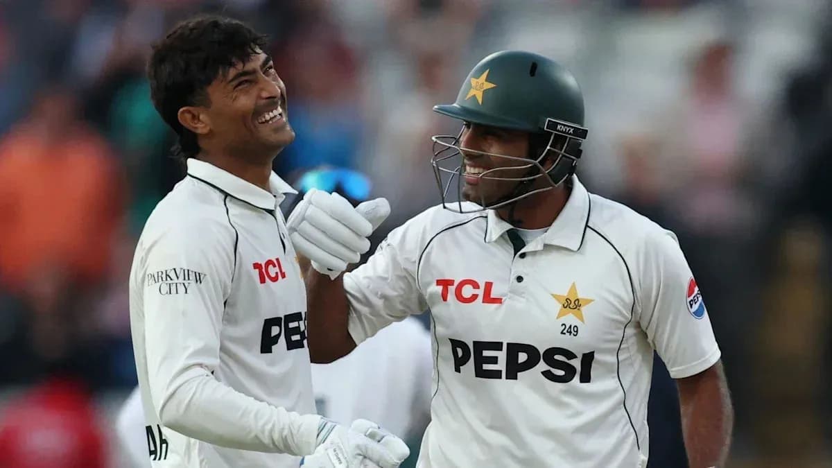 Jugadores de críquet de Pakistán sonriendo en el campo