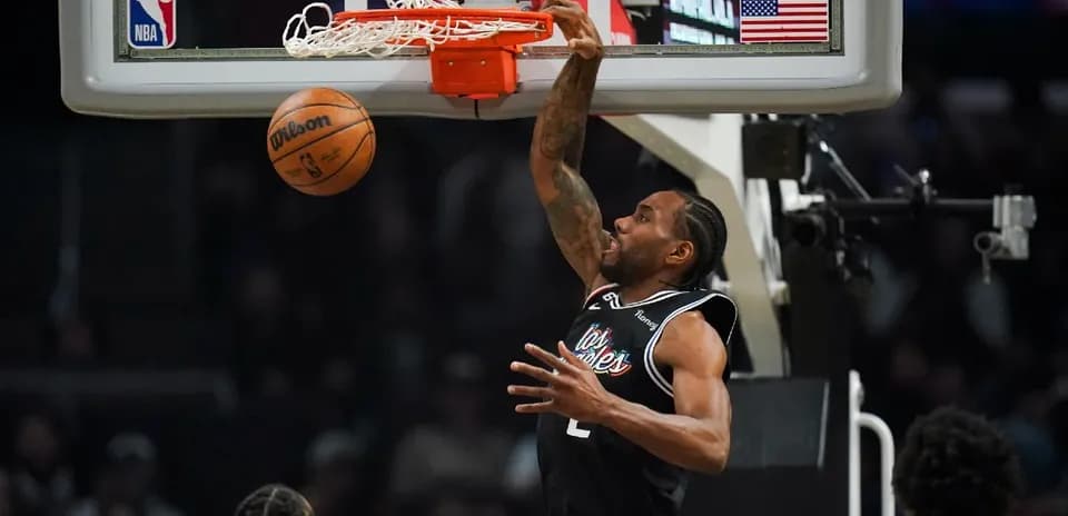 Jugador de los Clippers realizando un mate