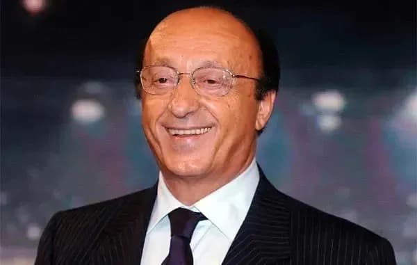 Hombre sonriendo con gafas en un evento