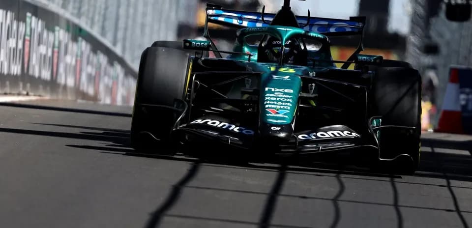 Coche de Fórmula 1 en la pista durante carrera