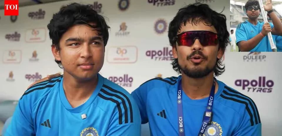 Jugadores de cricket sentados en conferencia de prensa