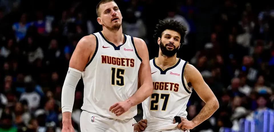 Jugadores de los Nuggets caminando por la cancha