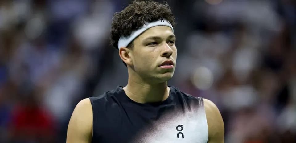 Jugador de tenis en la cancha durante un partido