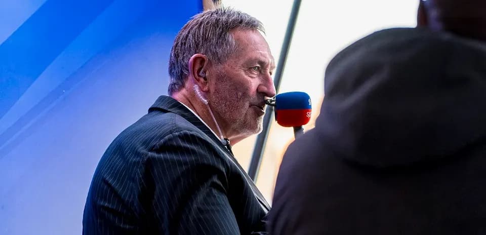 Presentador hablando en un evento deportivo al aire libre