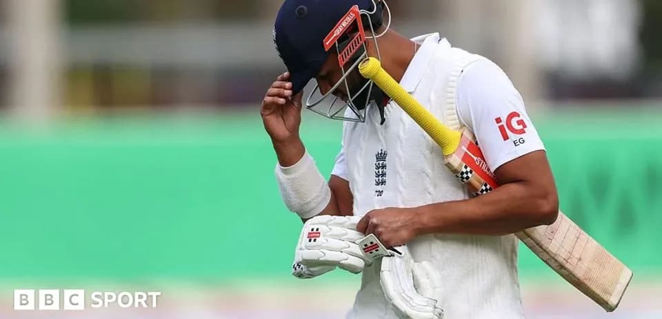 Jugador de cricket caminando con bate tras un out