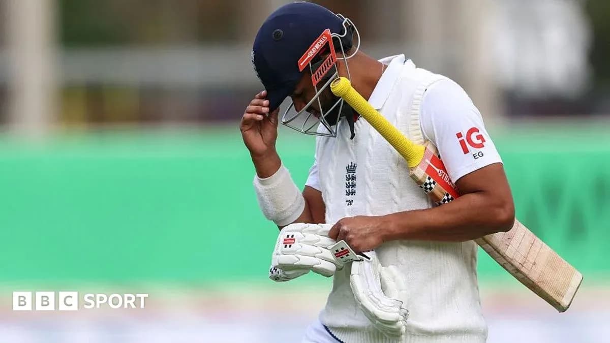 Jugador de cricket caminando con bate tras un out