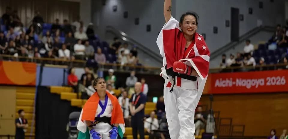 Competidora levantando el brazo en señal de victoria