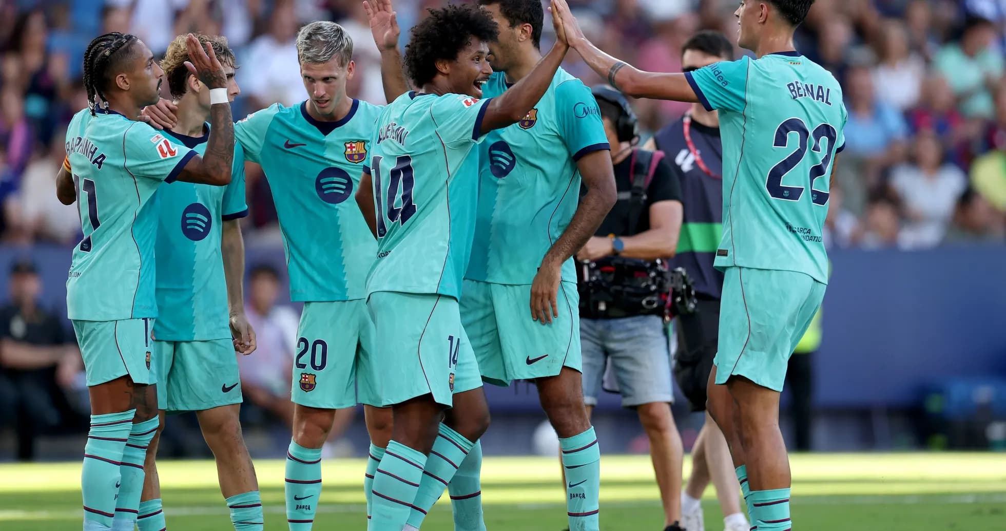 Jugadores del FC Barcelona celebrando un gol juntos