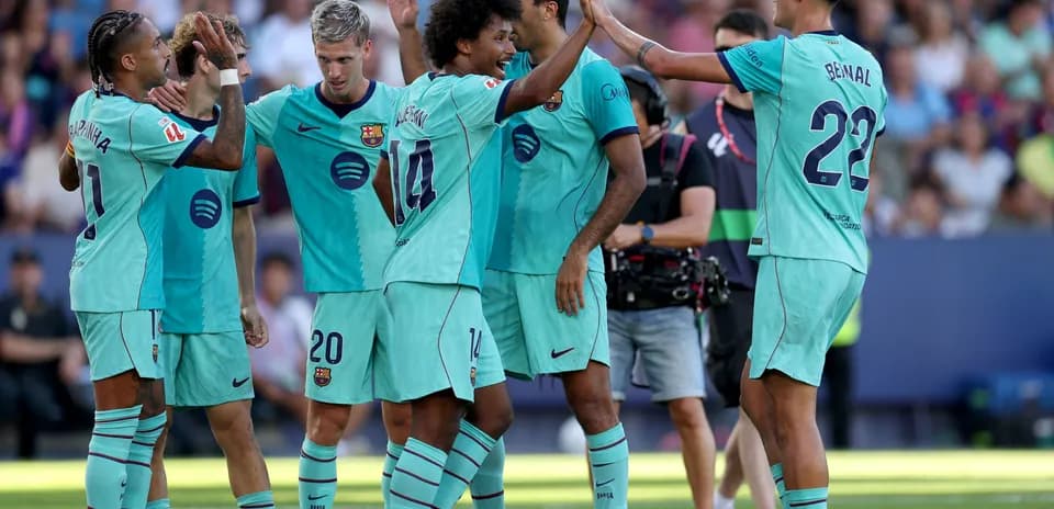Jugadores del FC Barcelona celebrando un gol juntos