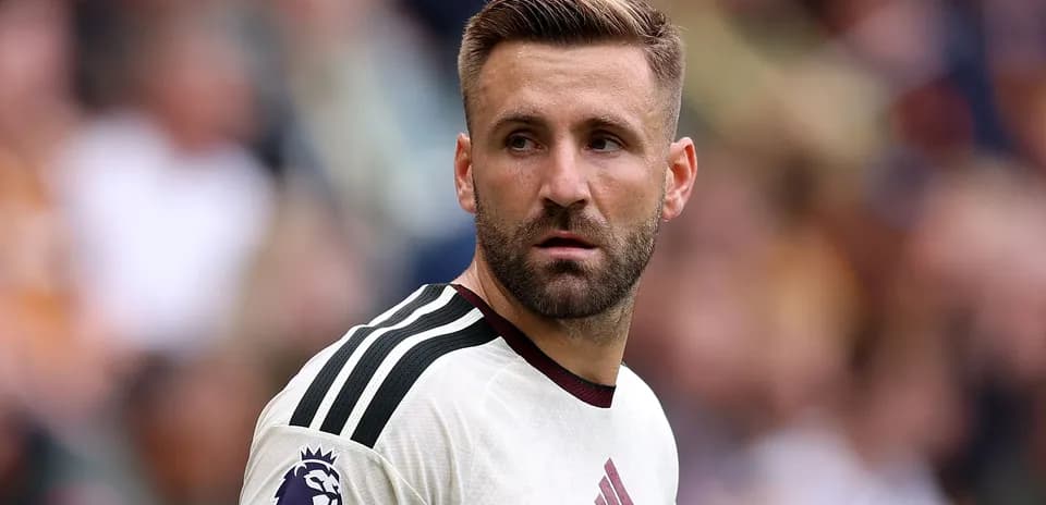 Jugador en uniforme de la Premier League en el campo