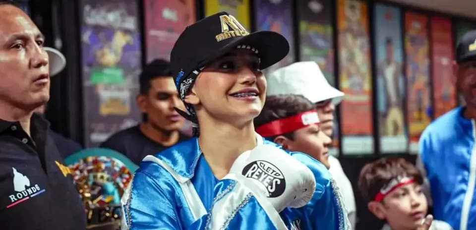Boxeadora sonriente con guantes en vestidor