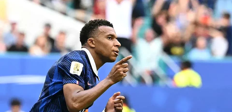 Jugador celebrando gol durante partido de fútbol